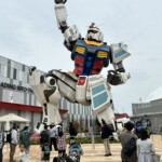 ガンダム。正面付近は黒山の人だかり