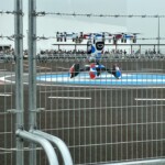 空飛ぶクルマ。これから発進するところを外周を周回するバスから