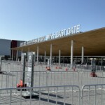 月曜日の地下鉄中央線夢洲駅直結の東ゲート。
この写真左後方に入場待ちが数百人(1000人超えてるかも?)