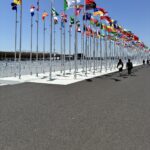 万博の雰囲気が一番出ている国旗の列。